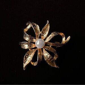 Gold  Tone and Faux Pearl Brooch Vintage Floral Flower Pin